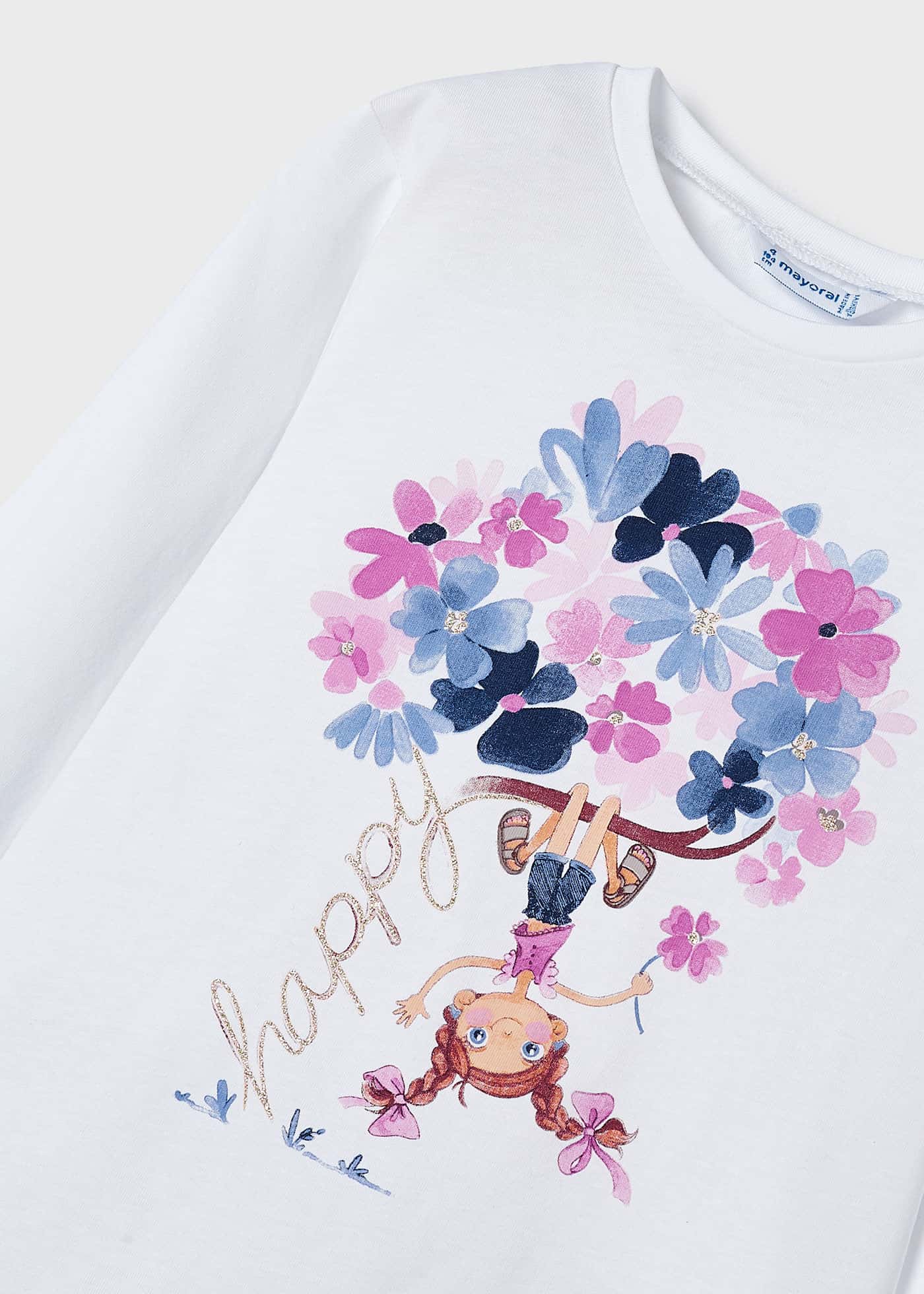 Camiseta infantil Better Cotton com elástico de cabelo.