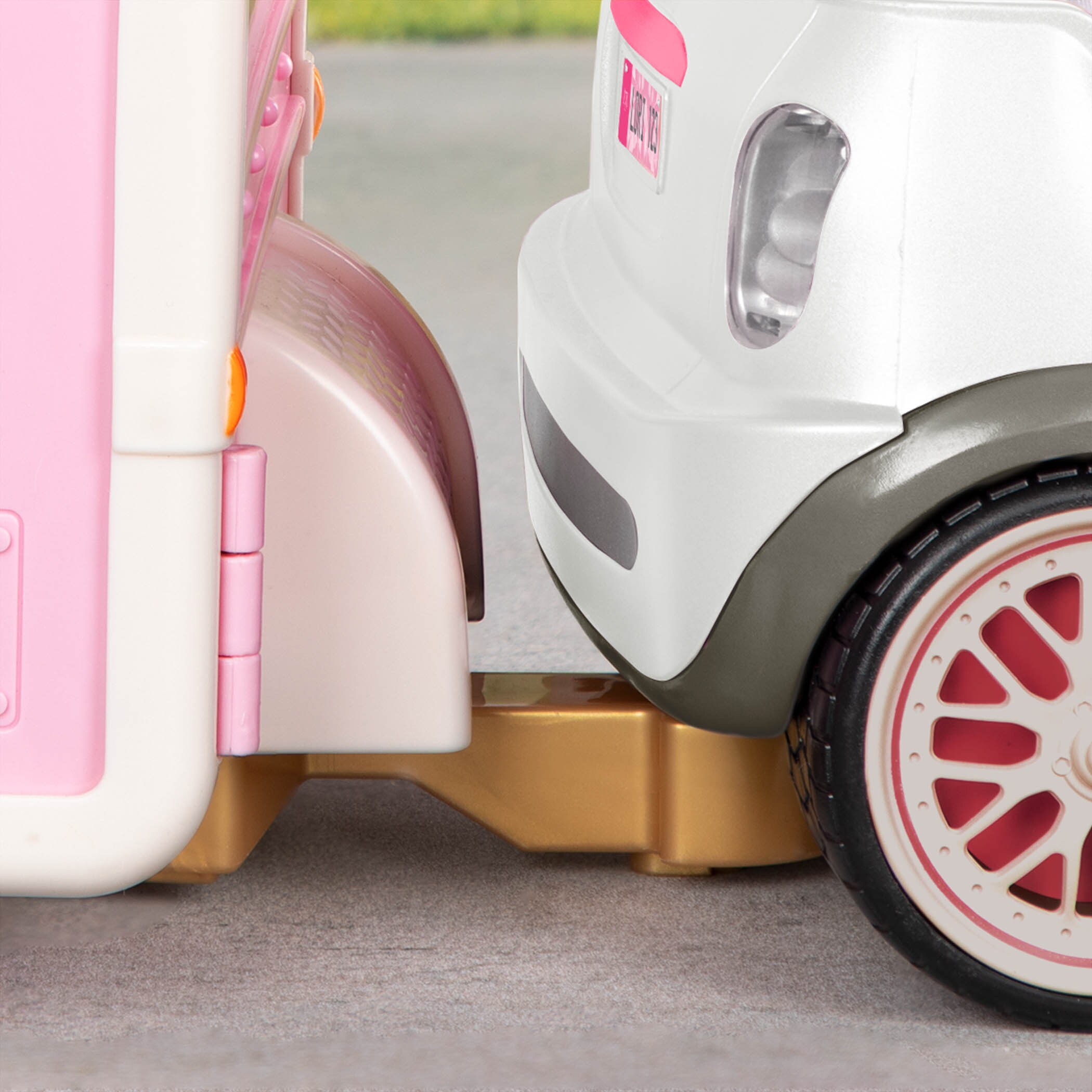 LORI Puppe Eliza mit Auto & Wohnwagen