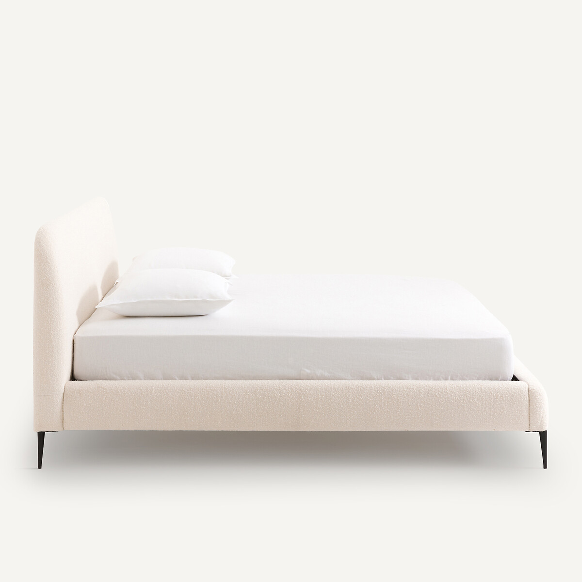 AM.PM<br>Cama de casal em tecido bouclé, modelo Oscar E. Gallina