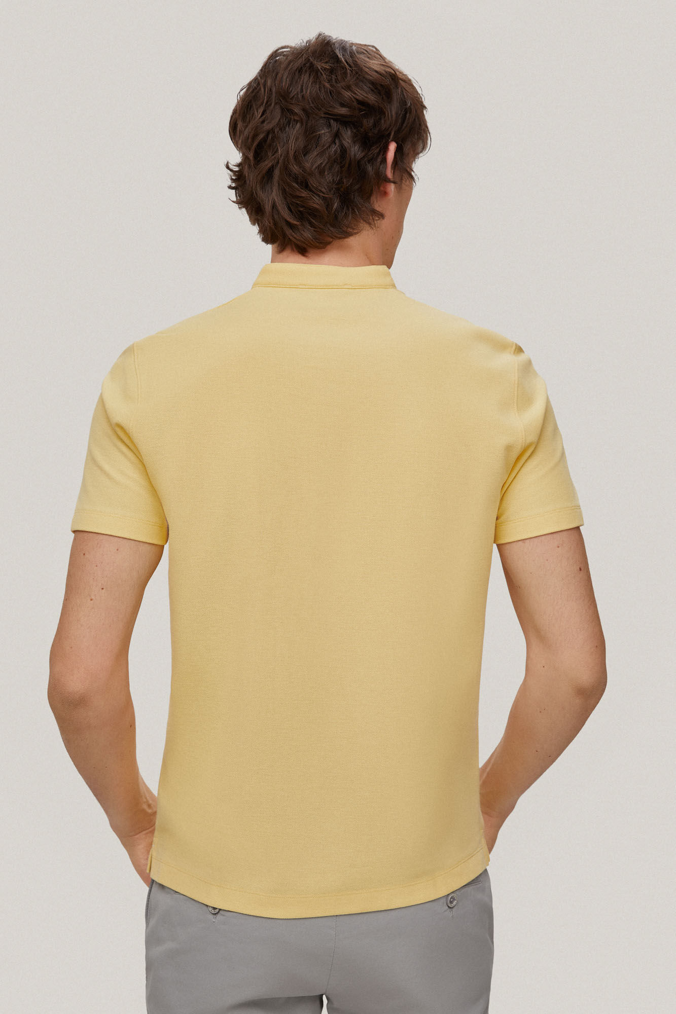 Camisa polo com gola mandarim e acabamento anti-odor - Amarela