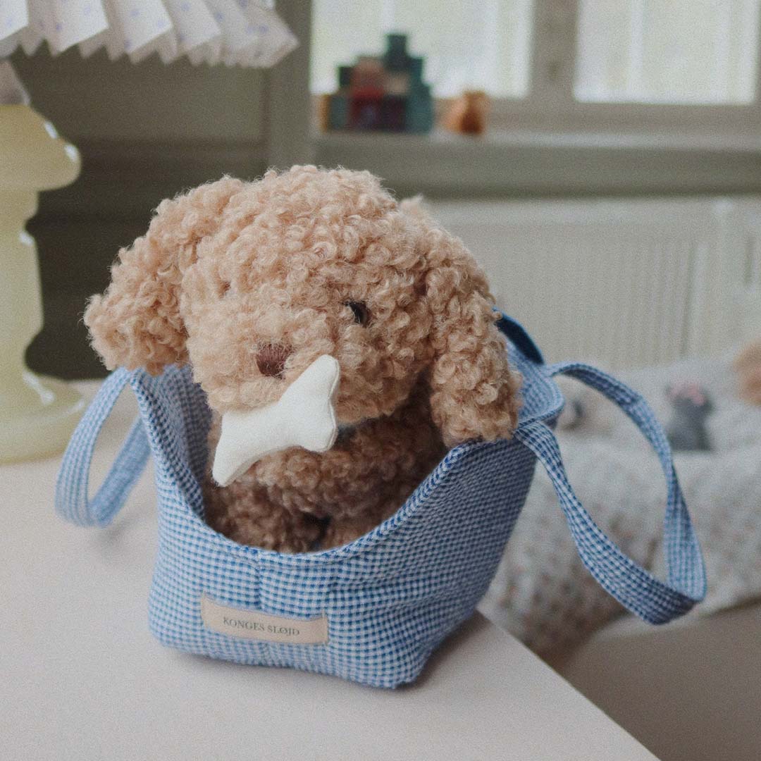 konges sløjd knuffelpuppy met draagtas - lulu - 21 cm