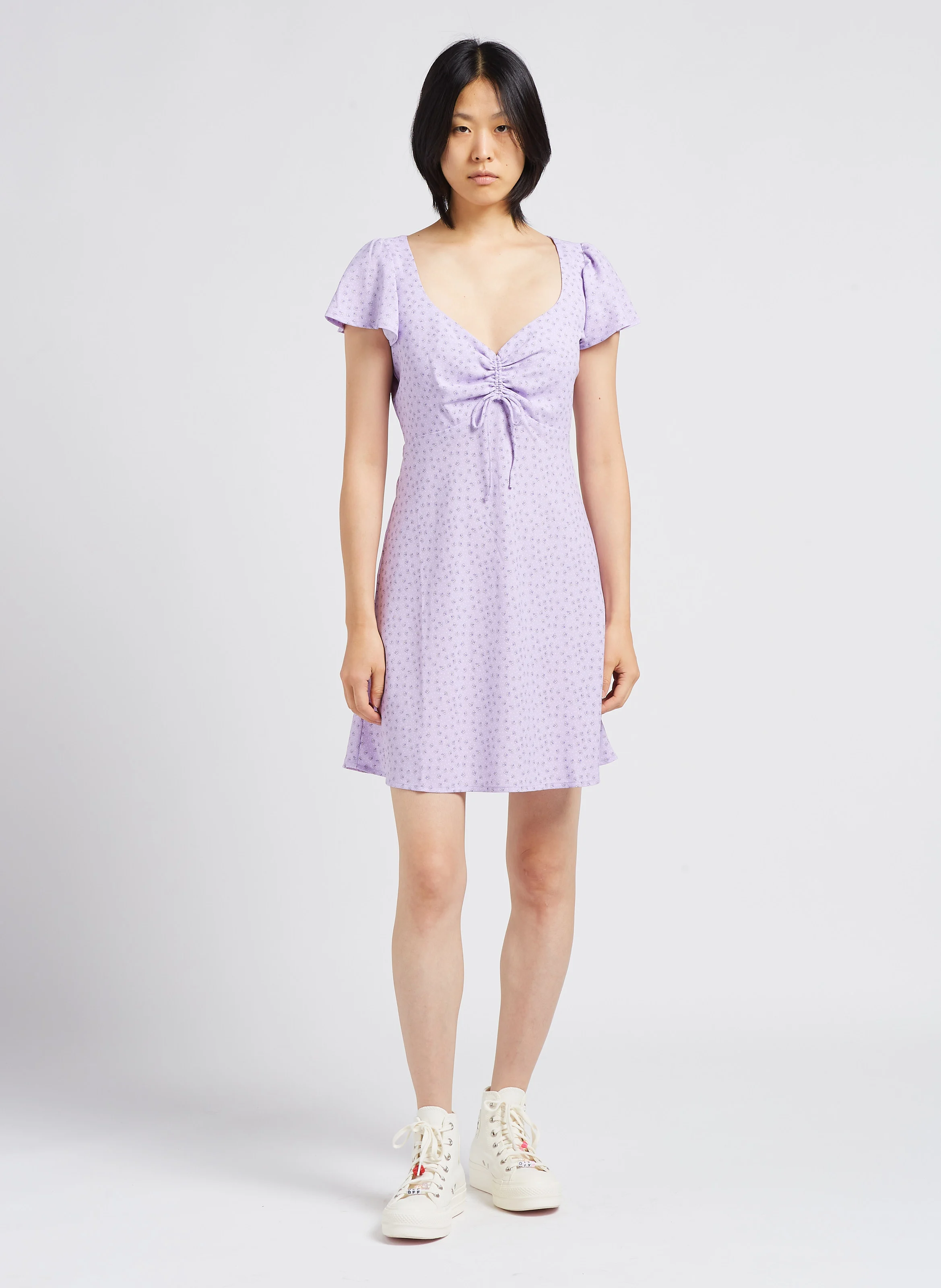 SKYLAR FLUTTER SLV DRESS - Robe courte col V à imprimé all over | Violet