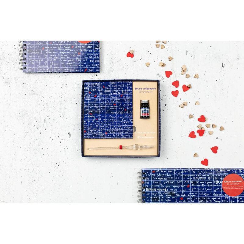 Le Mur des Je t'aime, Set de calligraphie 21x21 cm contenant une plume de verre, un flacon d'encre Rue de la Verrerie 10ml Jacques Herbin, un bloc de 60 feuilles de papier blanc 185g