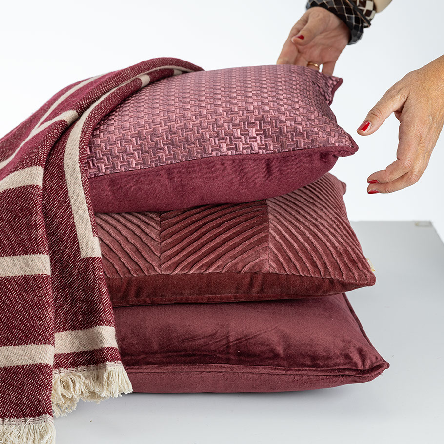 Sierkussen Cord piping velours aubergine 45x45 cm