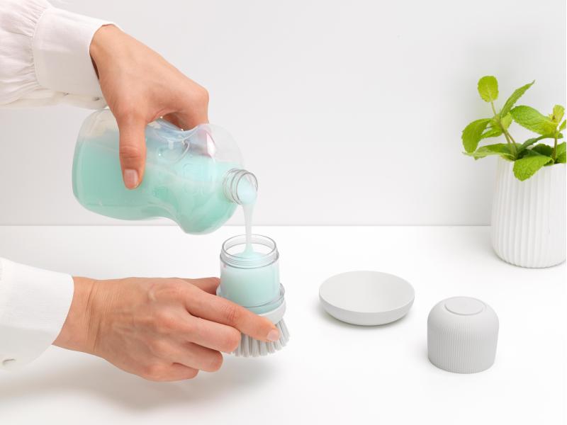 Brabantia Spülbürste mit Seifenspender Hellgrau Spülbürste mit integriertem Seifenspender Sink Side