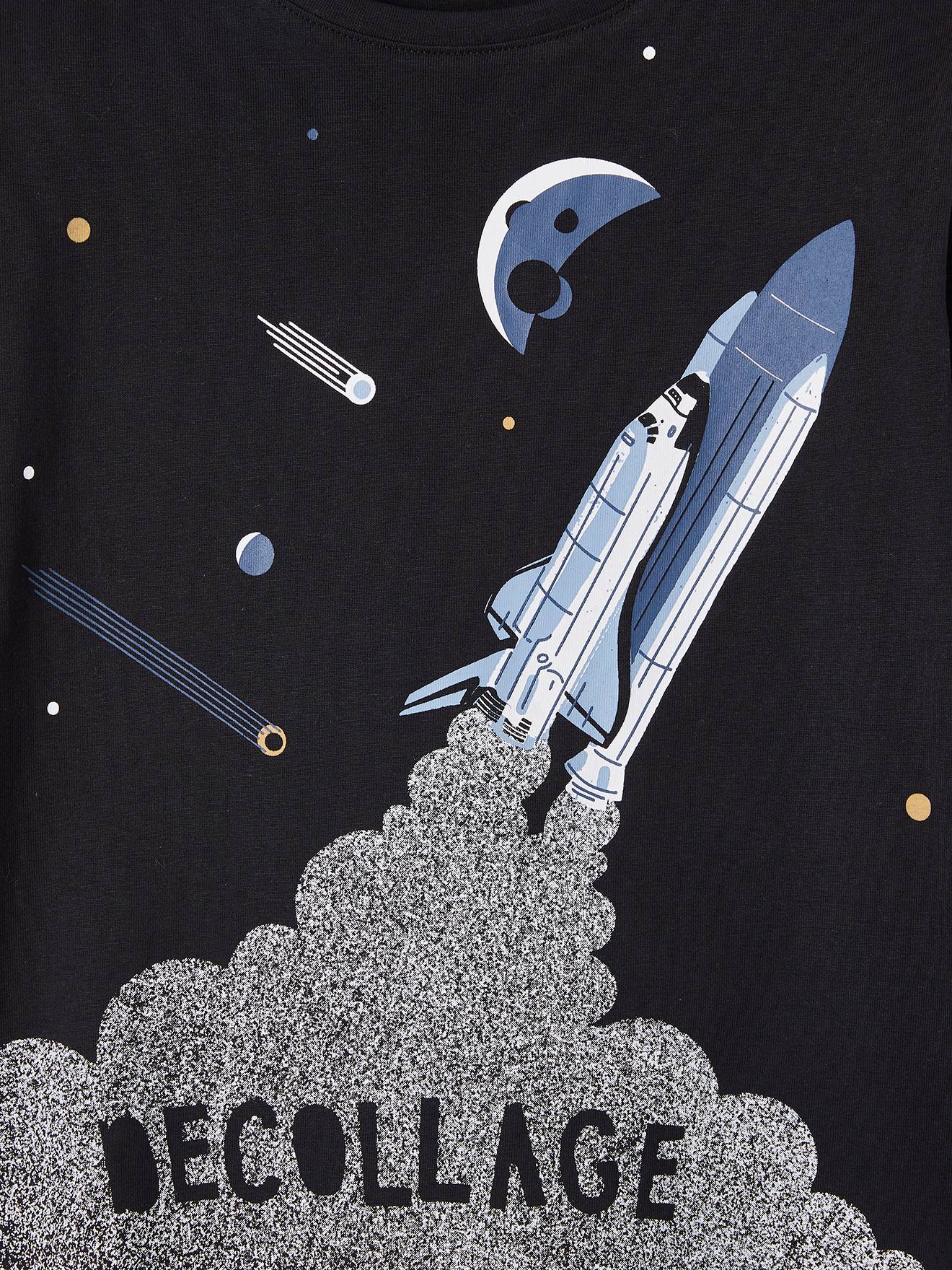 Camiseta infantil masculina preta lisa com estampa de nave espacial grande.