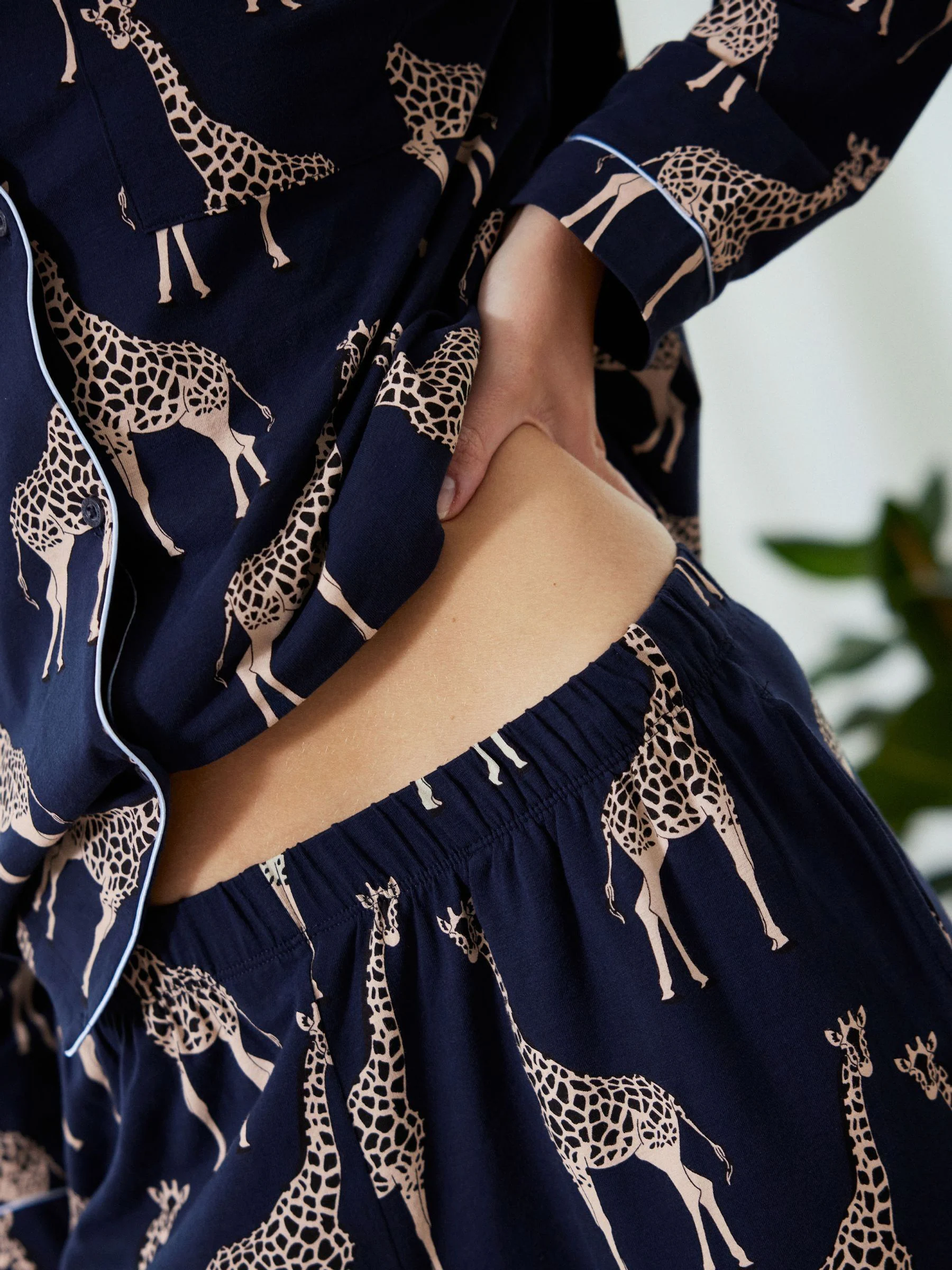 Celestial Blue - Chelsea Peers - Lange pyjamaset met giraffenprint en knopen