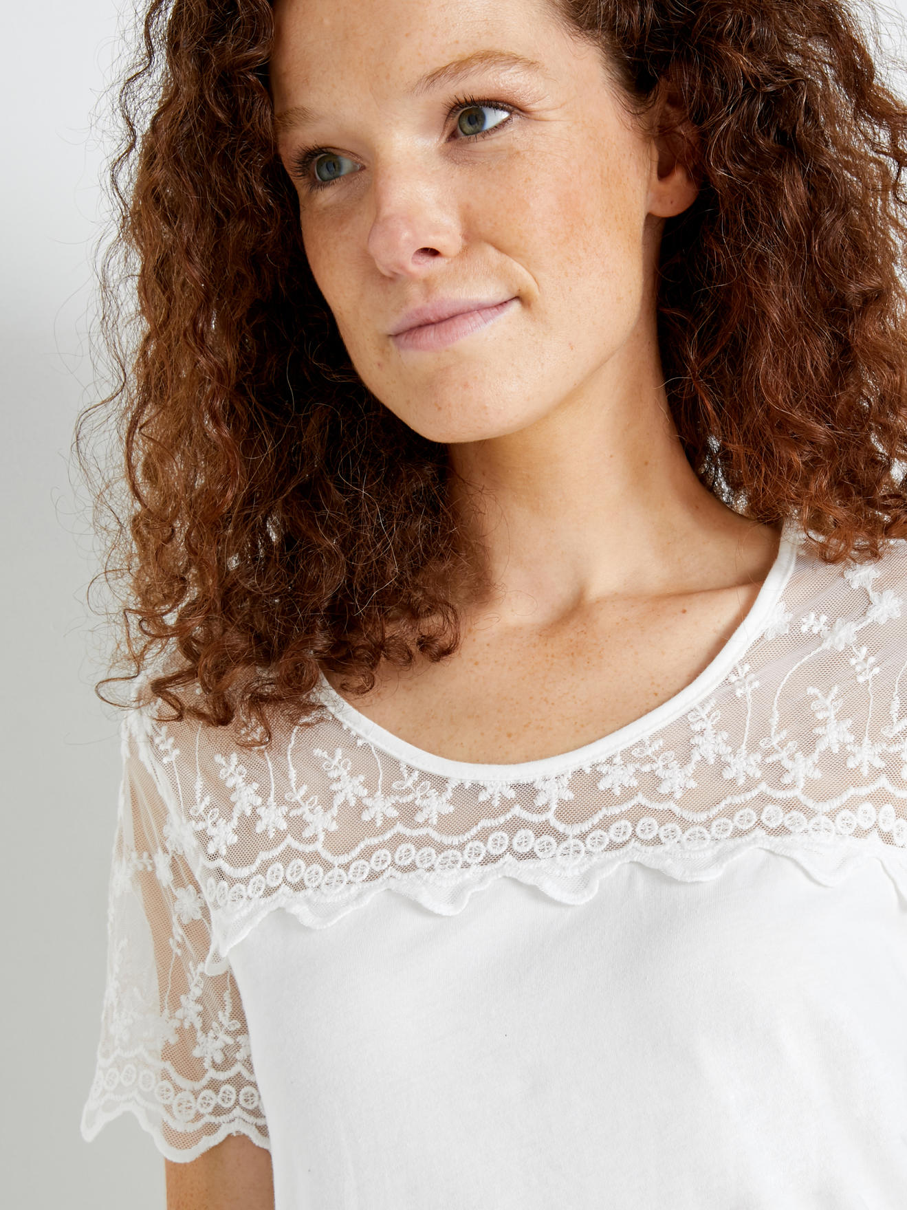 Tee-shirt raffiné, avec résille brodée