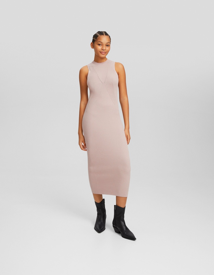 Vestido midi canelado de malha com costas abertas