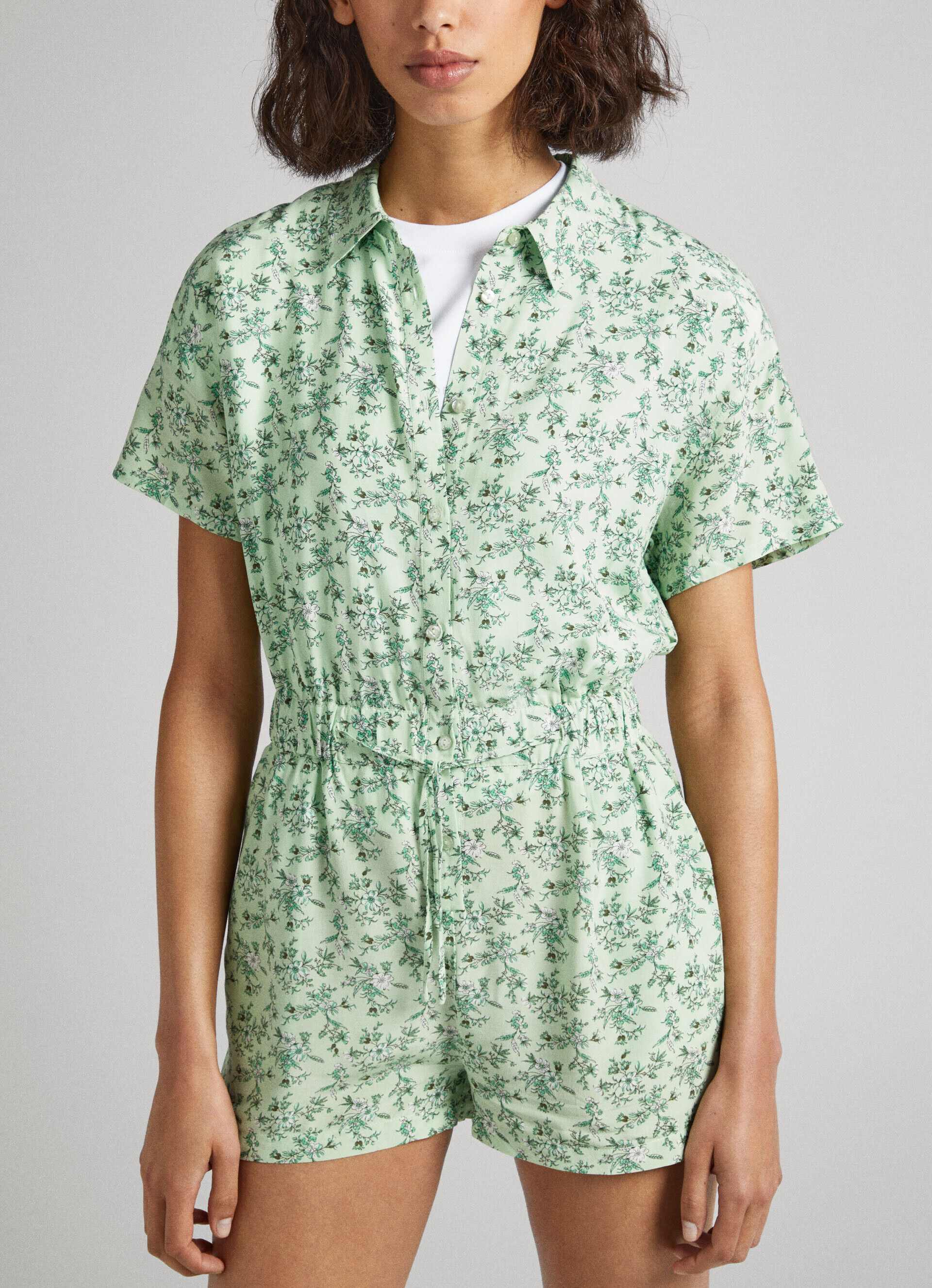 Macacão curto com estampa floral - Multicolorido