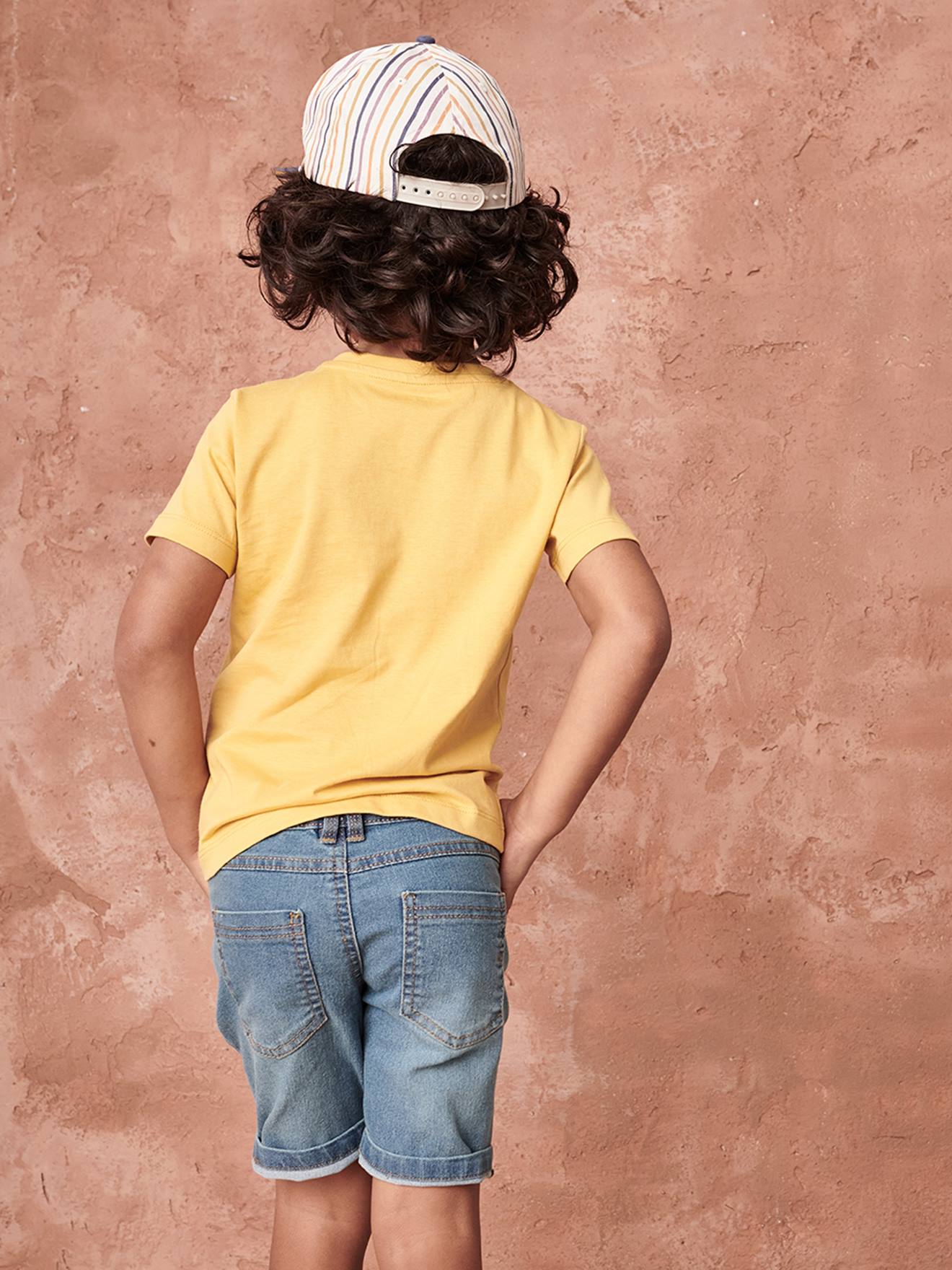 Conjunto com 3 camisetas de manga curta sortidas para meninos, na cor amarela.