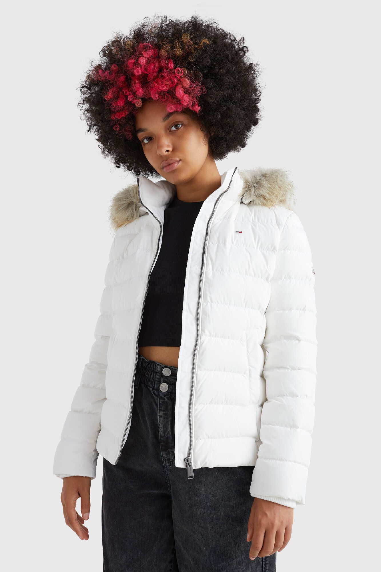 Jaqueta feminina Tommy Jeans com capuz e enchimento de plumas.
