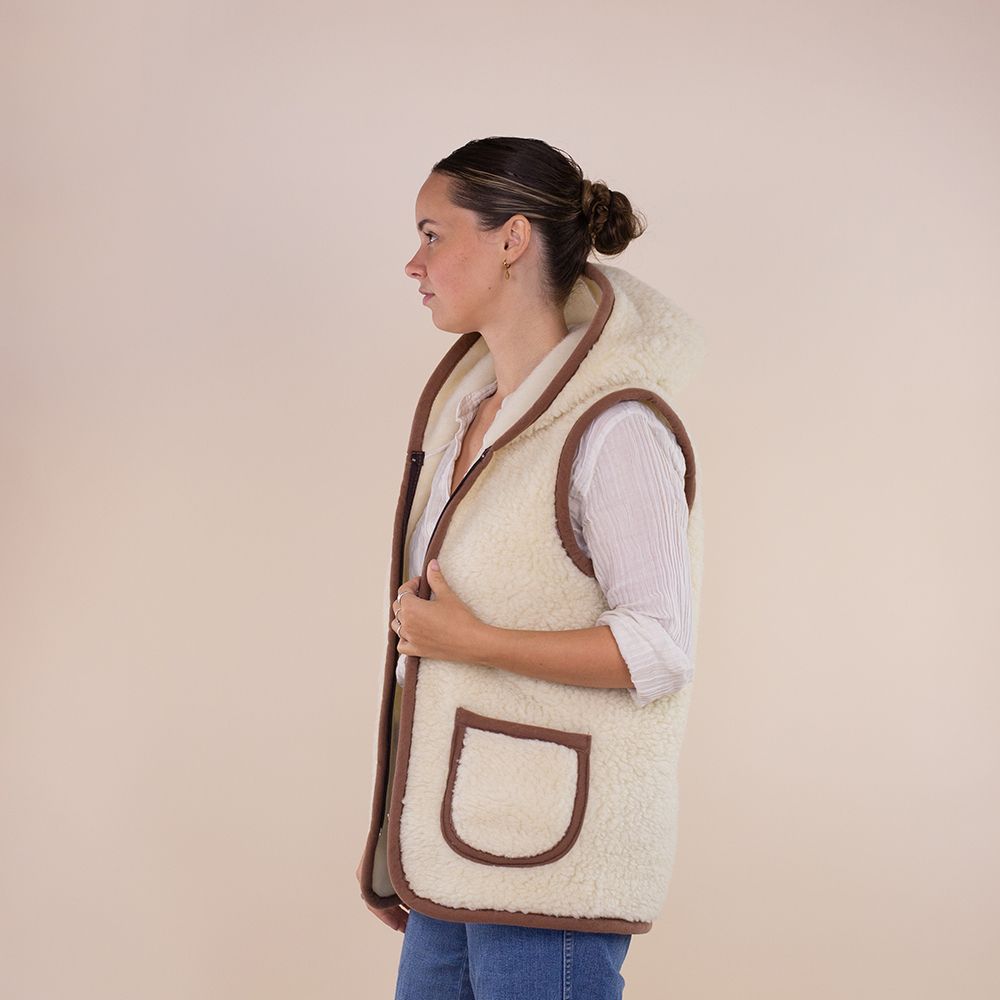 Moonrise dames wollen bodywarmer Hala beige met capuchon