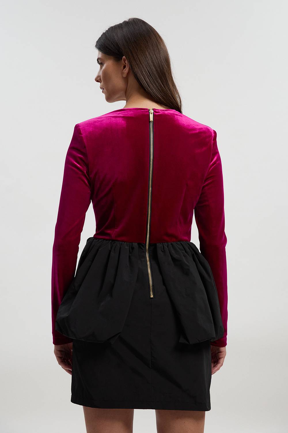 KarenMillen Robe Mini en Velours à Décolleté Plongeant et Basque en Taffetas à Manches Longues