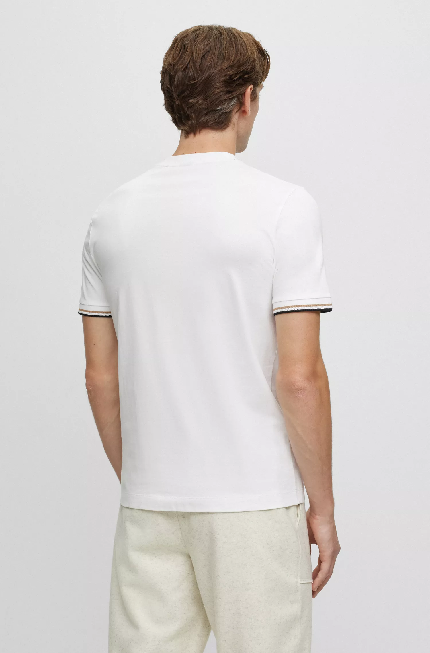 Camiseta BOSS preta em malha de algodão com punhos listrados exclusivos.