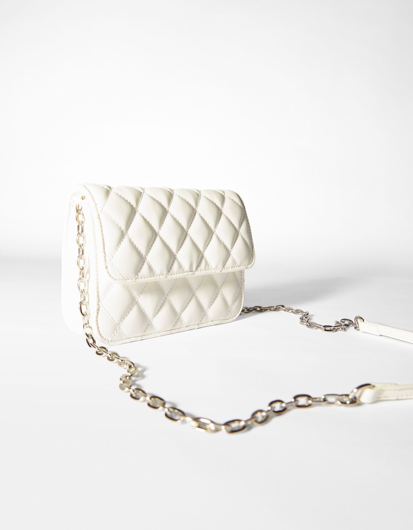 Bolsa transversal acolchoada com corrente.