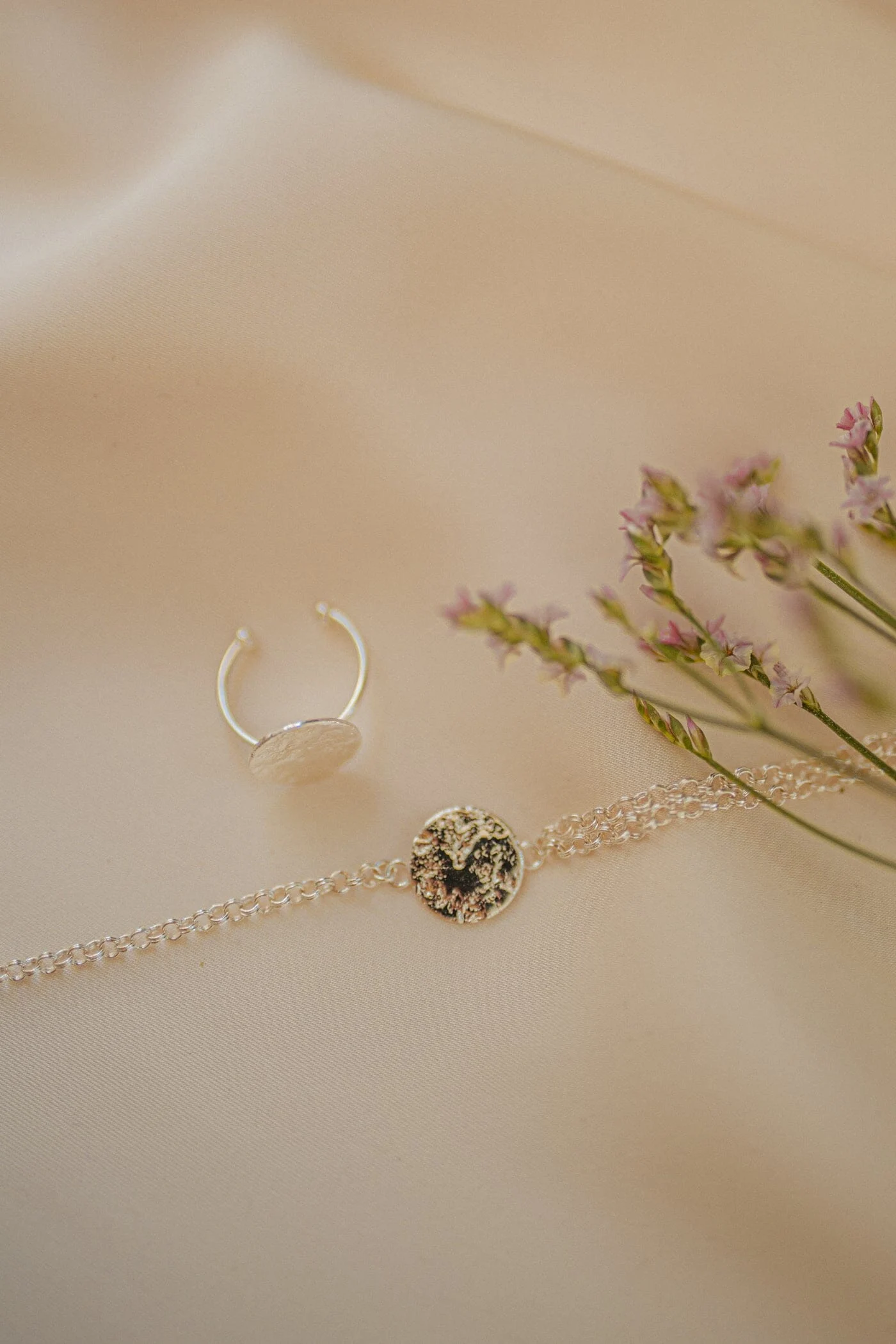 HESTIA - Bracelet rond martelé doré à l'or fin | Argent