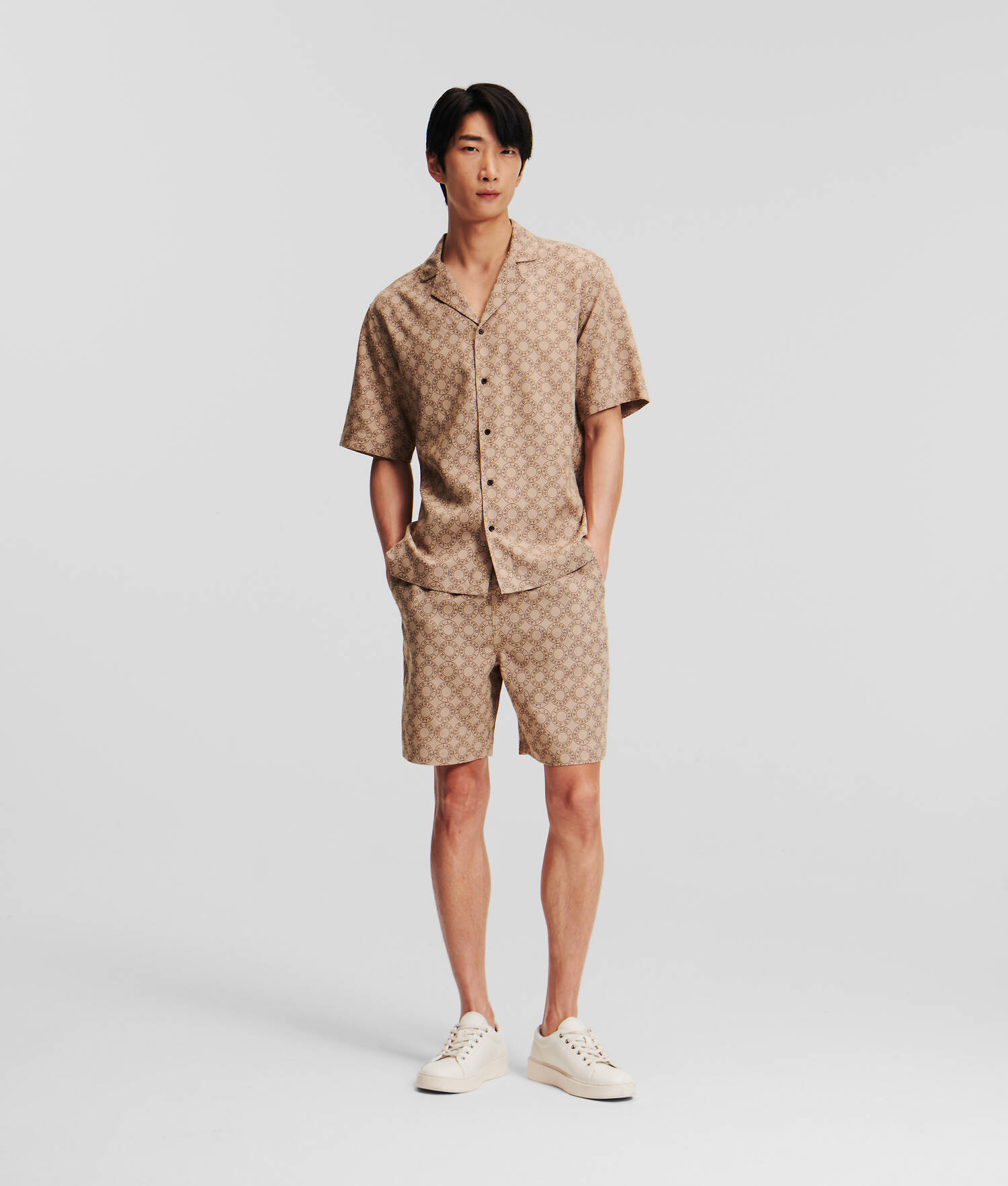 SHORT AVEC LOGO ROND