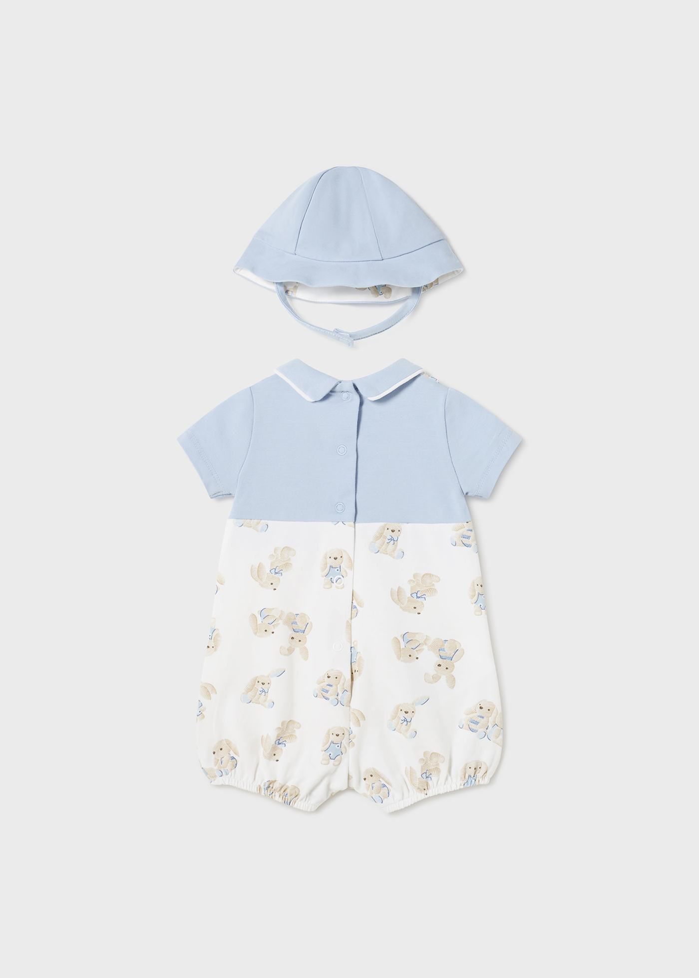 Macacão Better Cotton para recém-nascido com estampa de eucalipto e gorro.