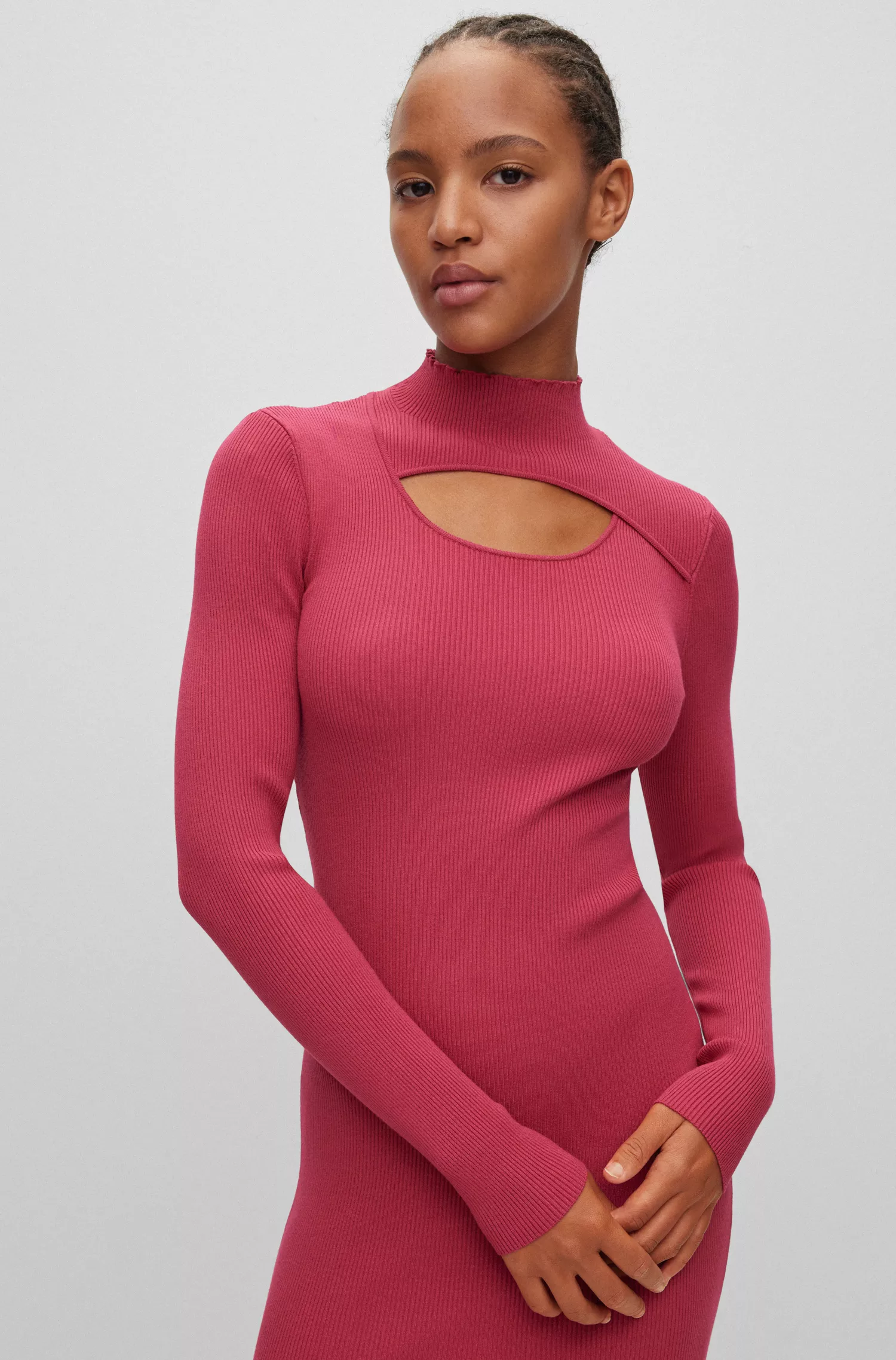 Vestido HUGO vermelho com gola franzida canelada e detalhe vazado.
