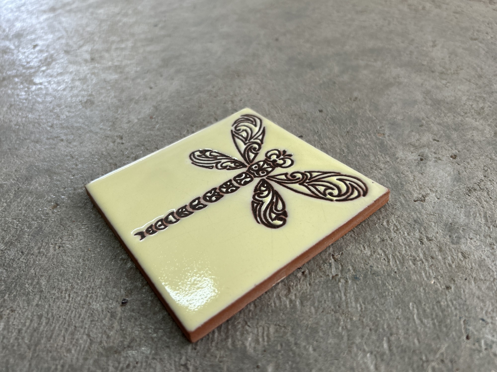 Reliefkachel 'Libelle' creme, H 10 cm, B 10 cm von fischer's lagerhaus