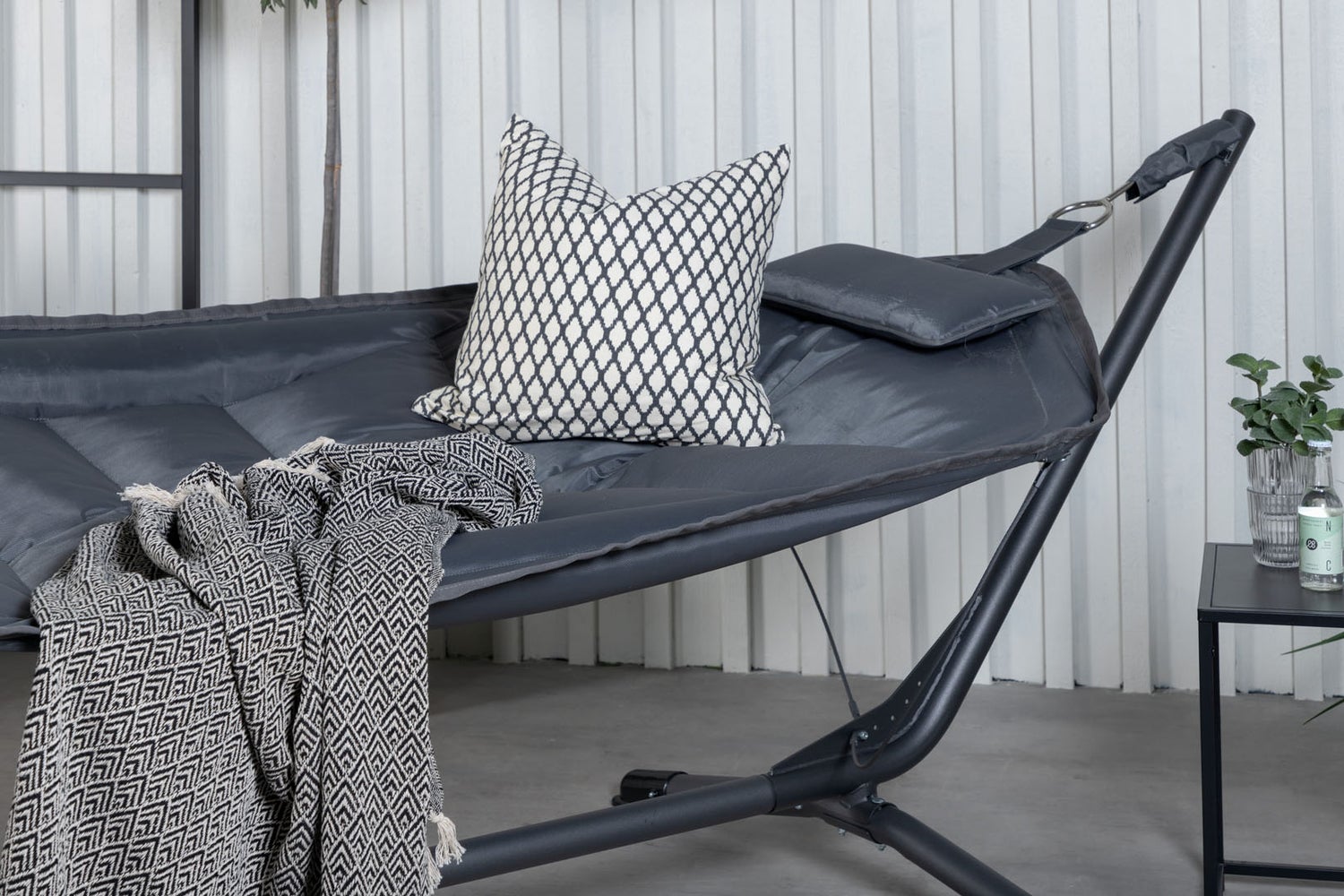 Nino hangmat op standaard, grijs en zwart. 115 x 305 x 104 cm