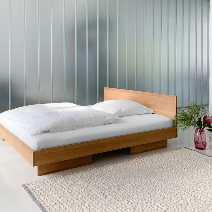 OUT Objekte unserer Tage - Zians Bett Medium mit Kopfteil 160 x 200 cm, Eiche gewachst