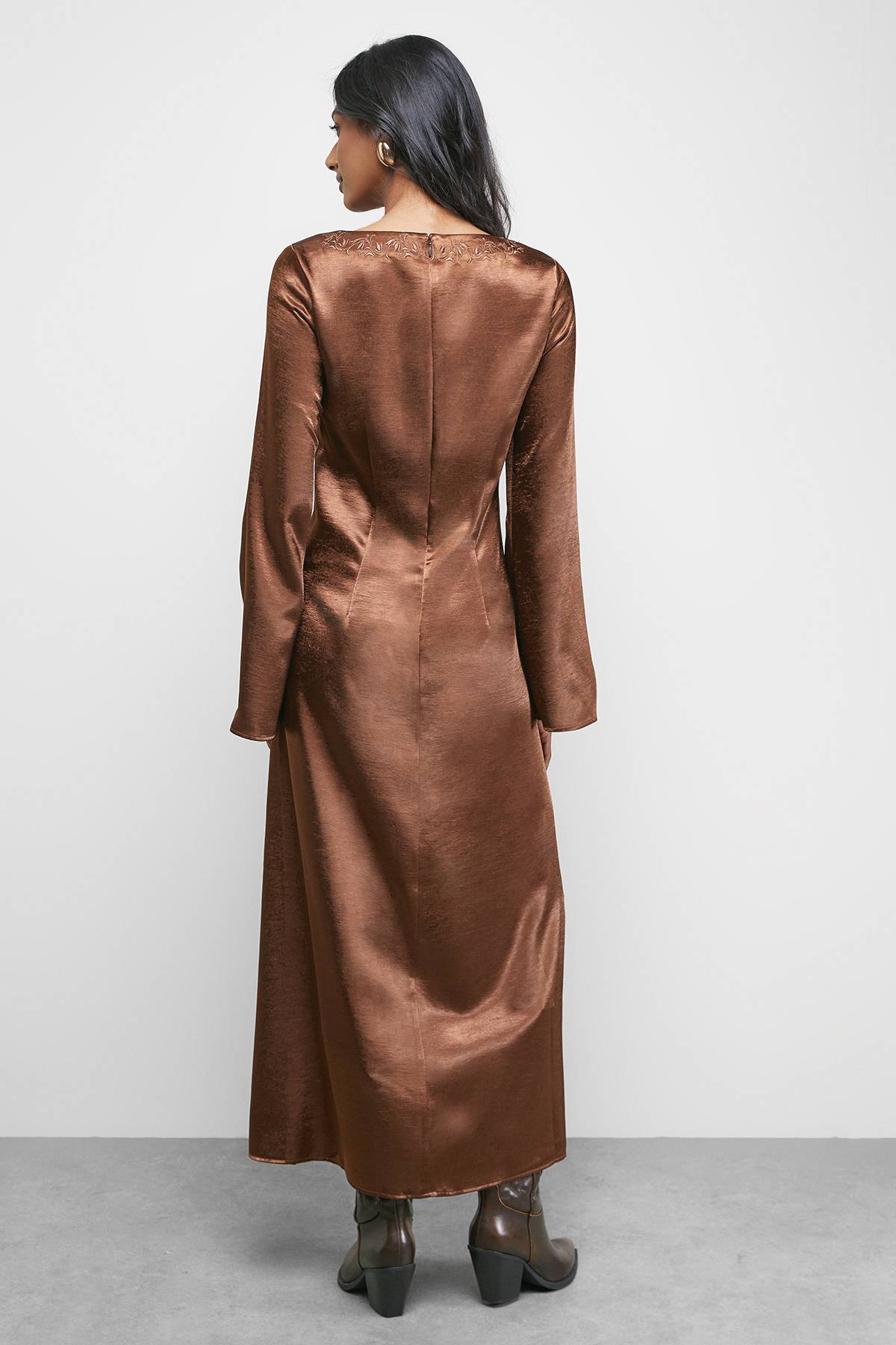 Warehouse Robe Midi en Satin Brodé à Décolleté Plongeant et Manches Évasées