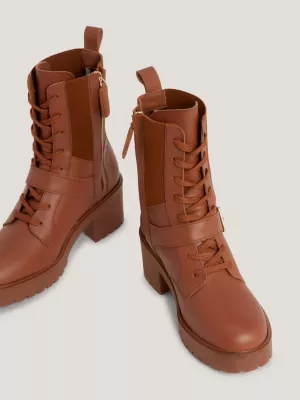 Botas de couro com detalhes em cinto