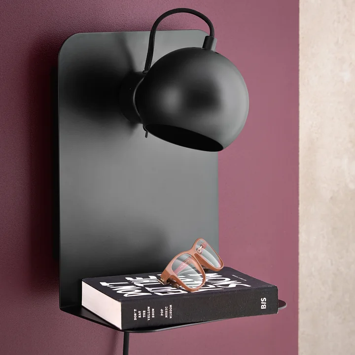 Frandsen - Ball Wandleuchte USB mit Ablage, schwarz matt