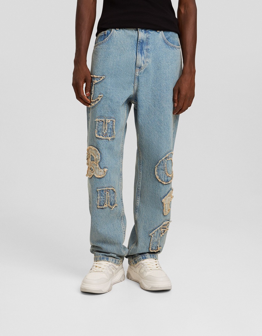 Calça jeans folgada com vários bolsos e aplicações.