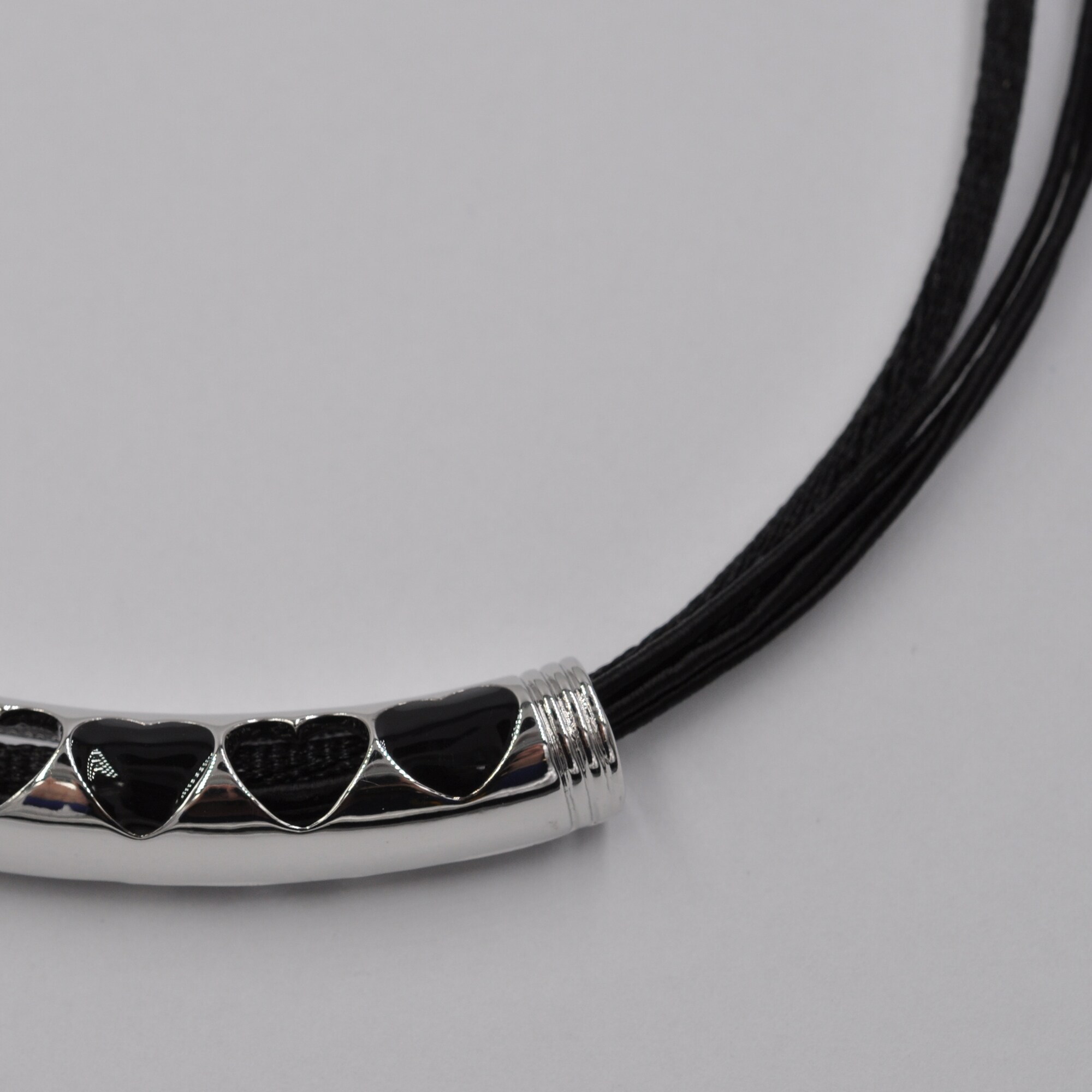 Steuer Modeschmuck Collierkette Textilkette, schwarz, mit silberfarbener Herzapplikation