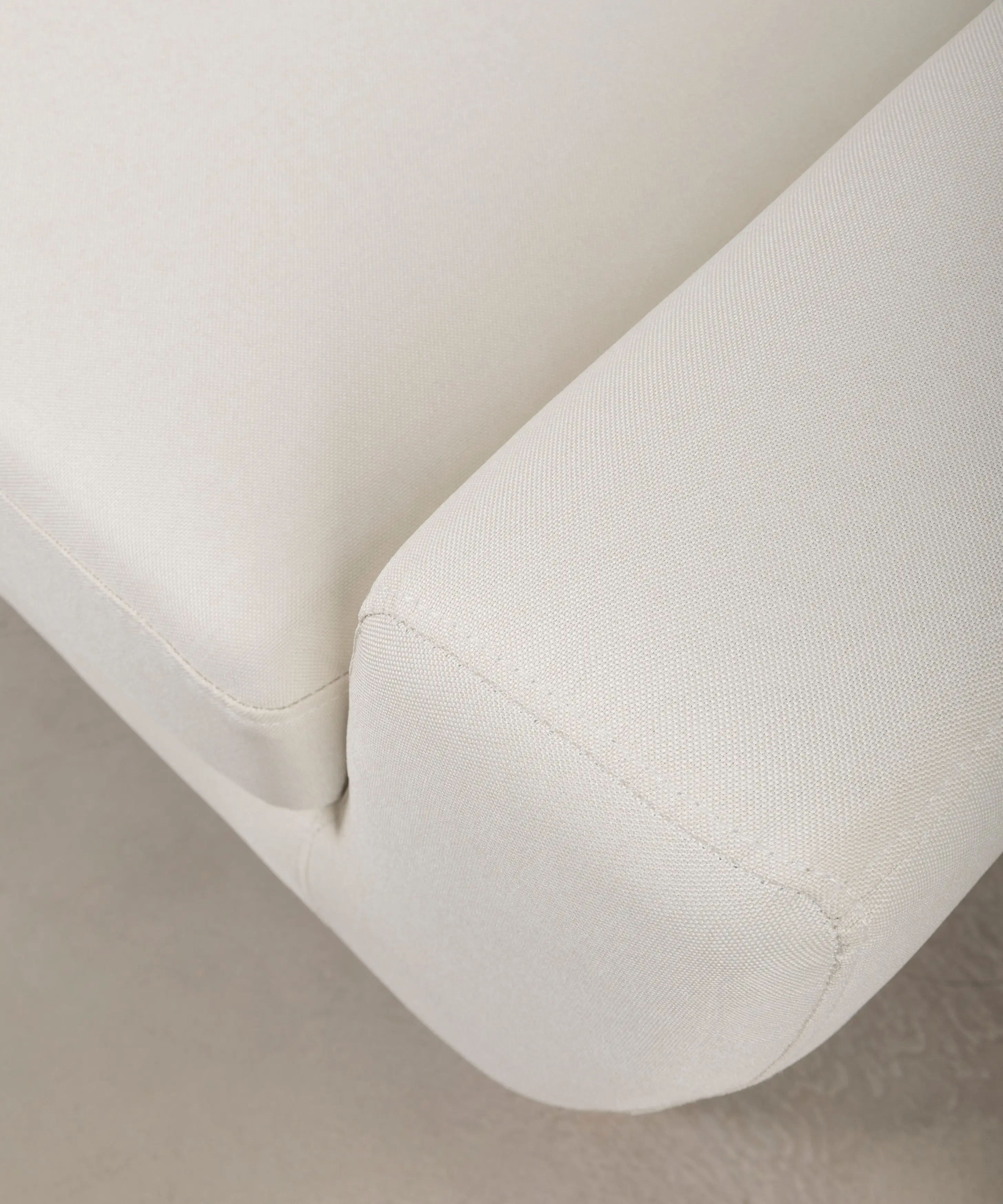 Sillón en Poliéster y Lino con Madera Skandic