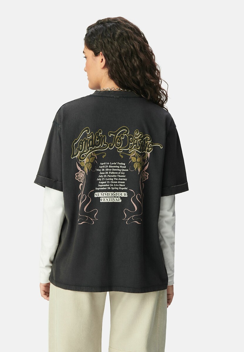 Camiseta IKKS de manga curta com gola redonda e estampa nas costas.