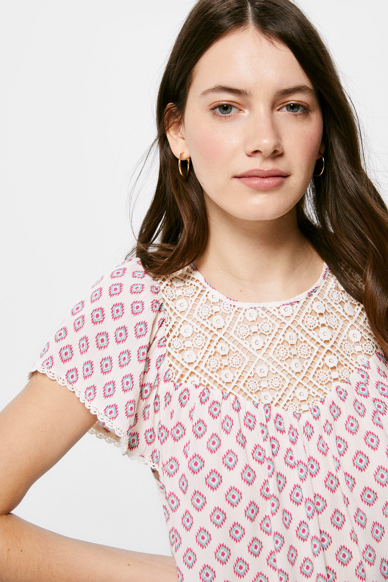 Blusa com detalhe de renda estampada no decote - Marrom