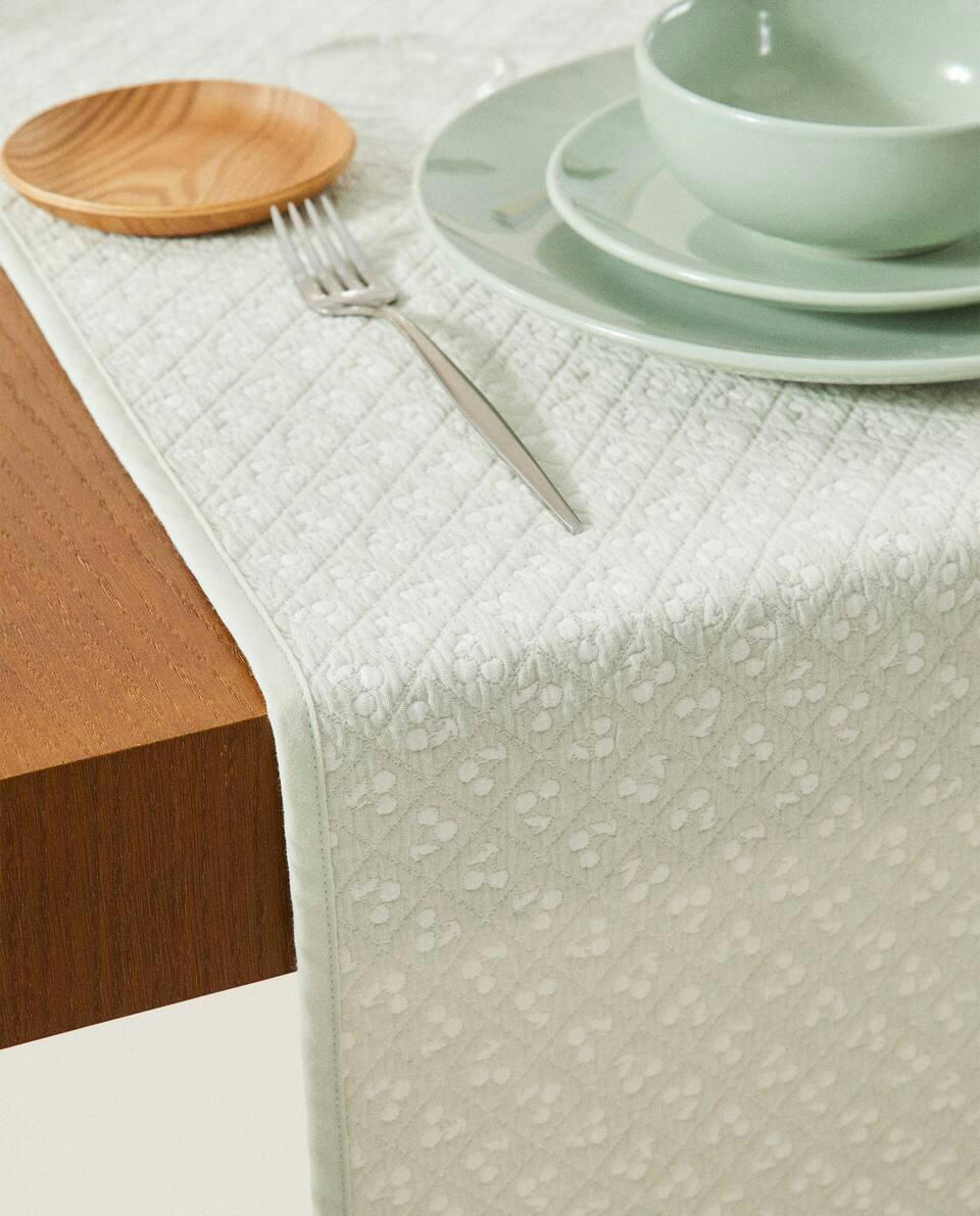 Caminho de mesa de algodão com detalhe de cereja