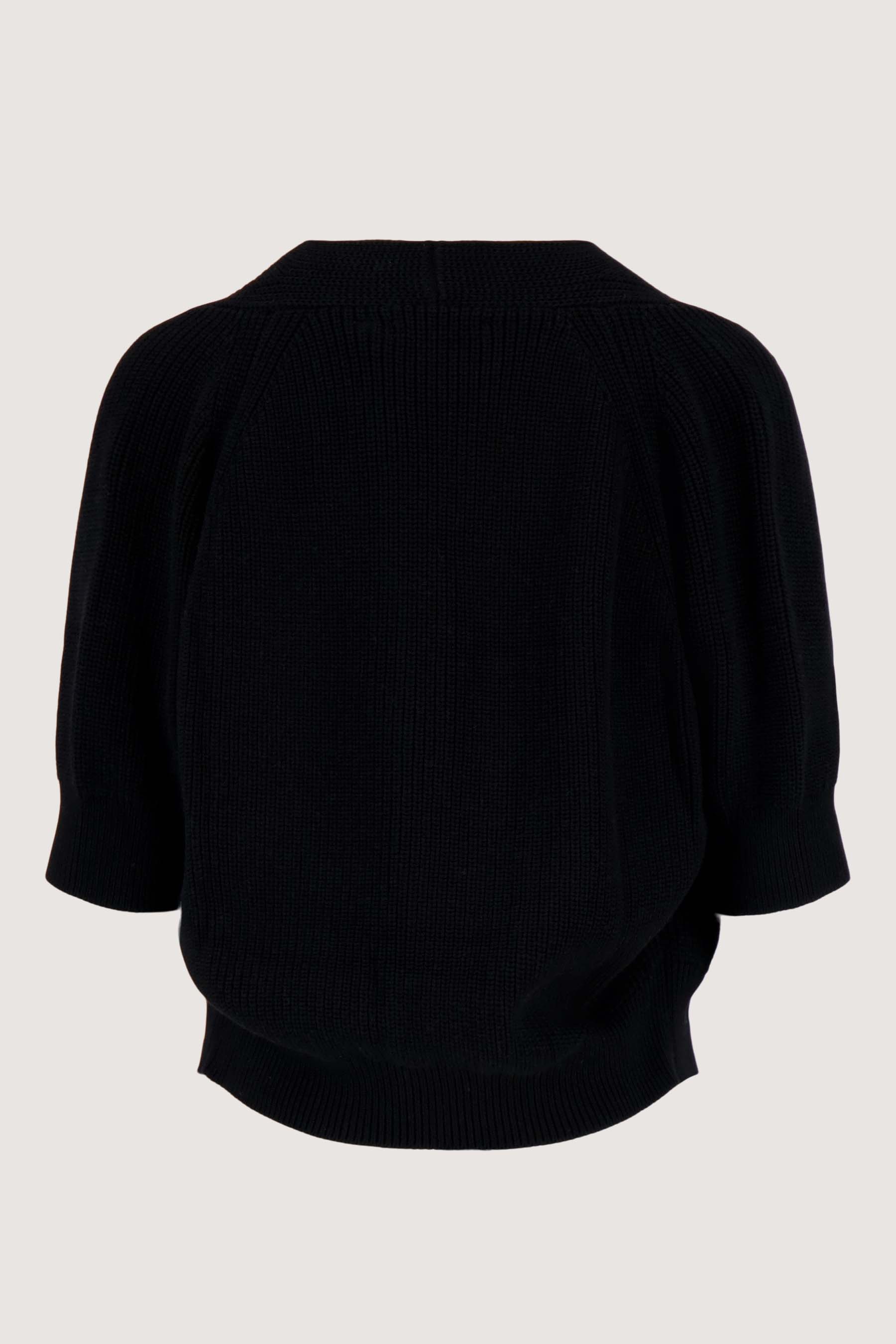 vest met vleermuis mouwen met broche