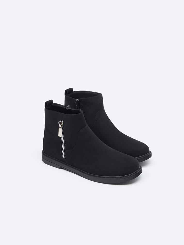 Bota de cano curto com zíper - Preta