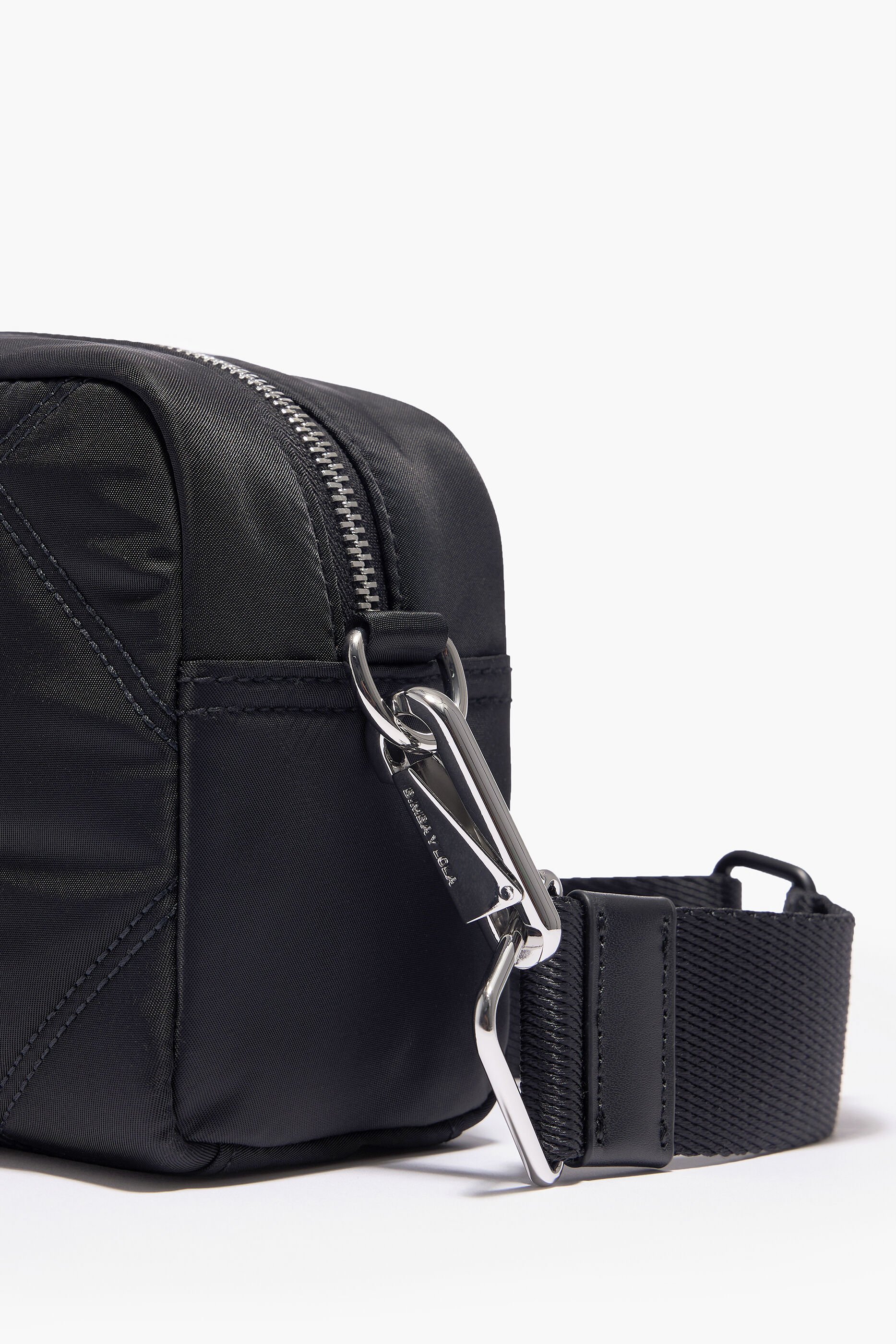 Bolsa de ombro pequena preta acolchoada em nylon.