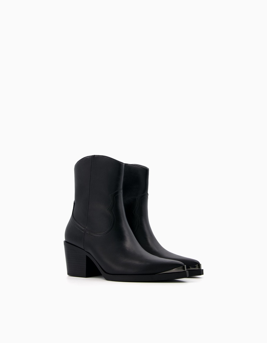 Botas de cano curto estilo cowboy com salto e biqueira metálica.