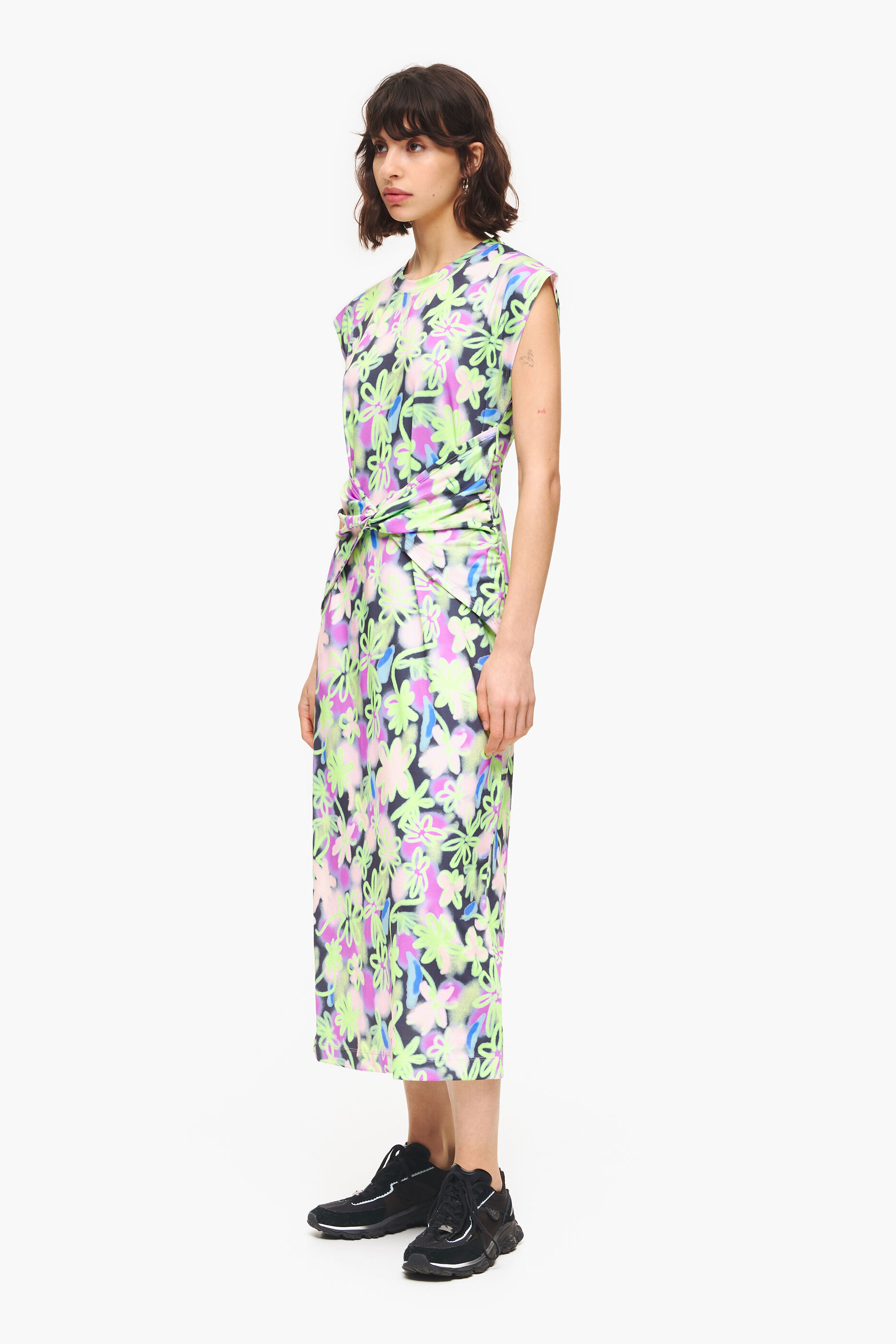 Vestido midi lilás com estampa de grafite e flores