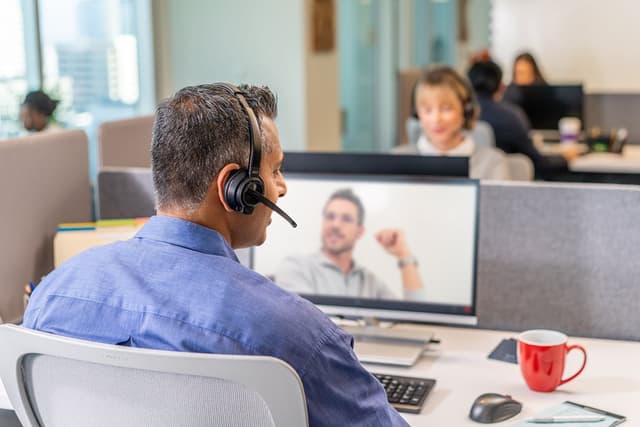 HP Poly Savi 8210 høretelefoner med base