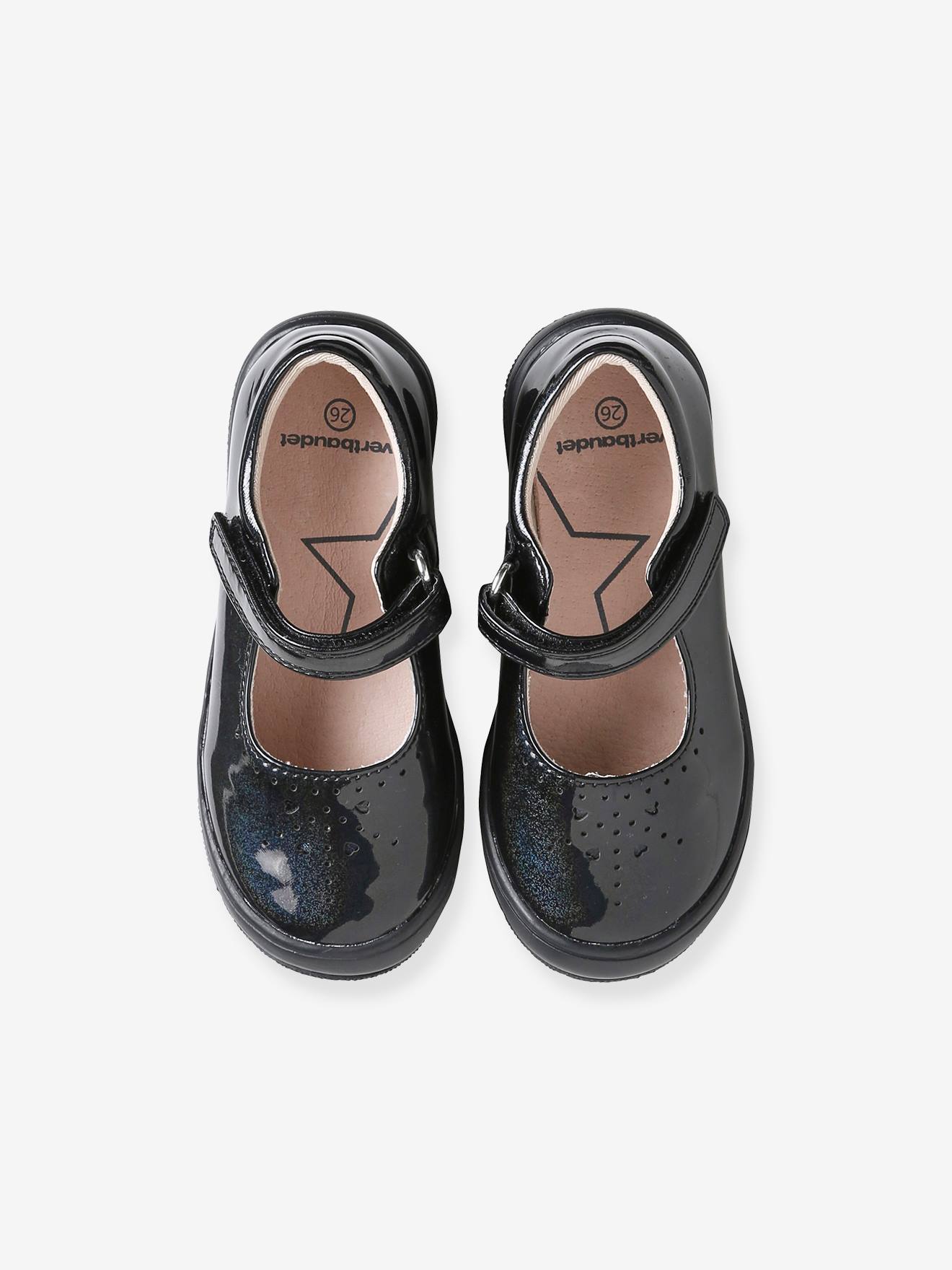 Sapatinhos infantis de verniz com fecho de velcro para meninas.