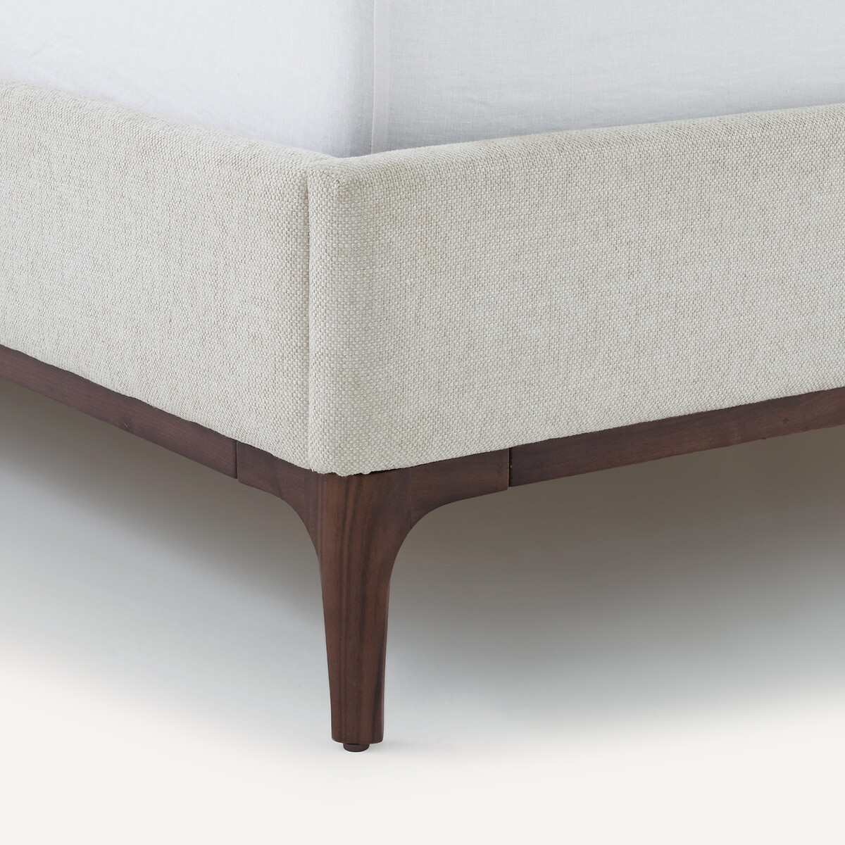 AM.PM<br>Cama com cabeceira e estrado de ripas, Jabote