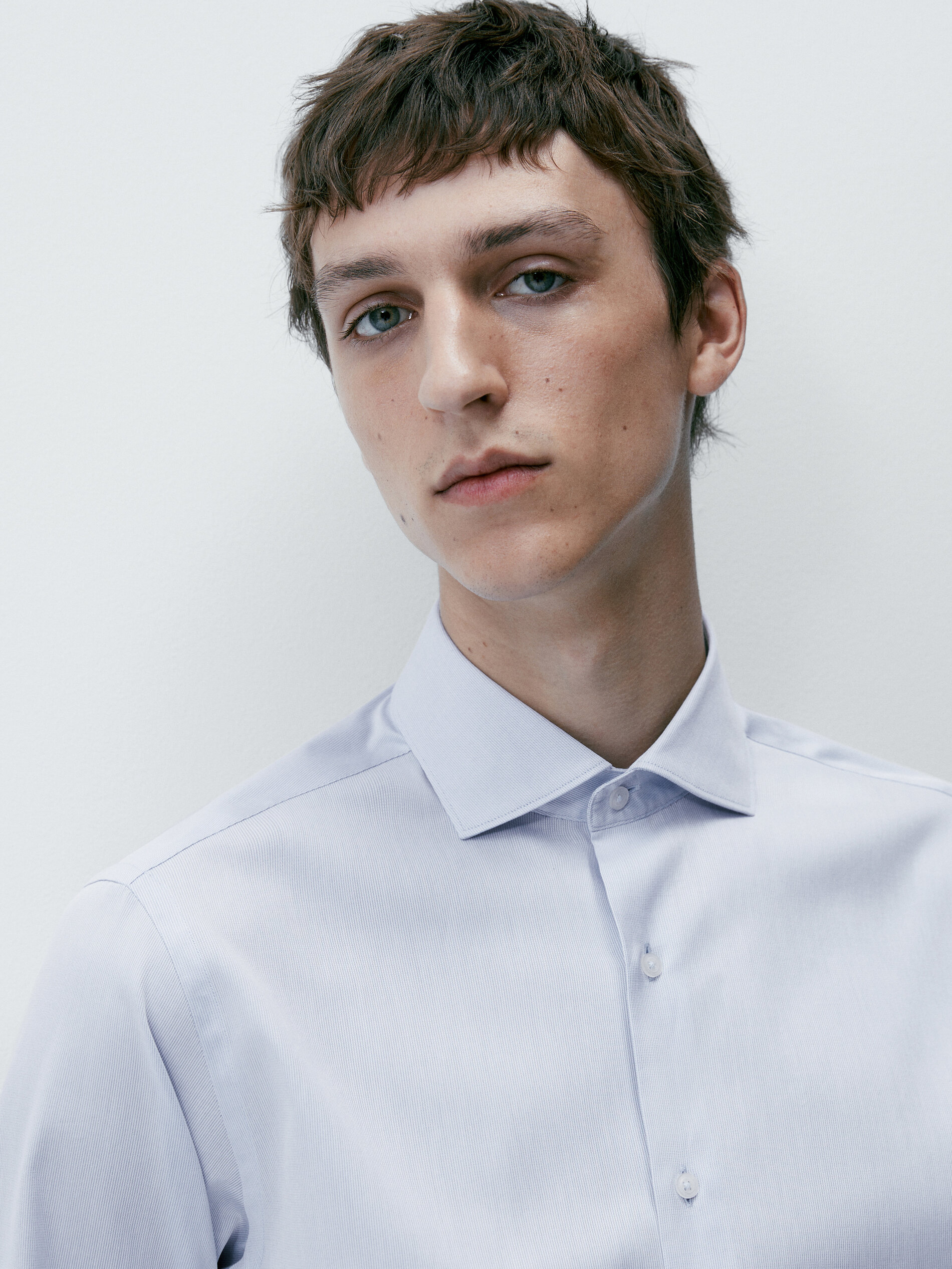 Camisa de corte regular com punho duplo - AZUL CLARO