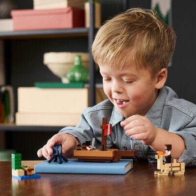 LEGO Minecraft 21259 På tokt med sjørøverskip