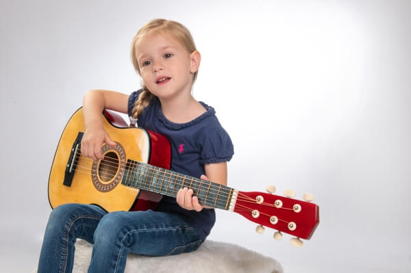 Boogie Bee Holzgitarre mit 6 Saiten, 75 cm