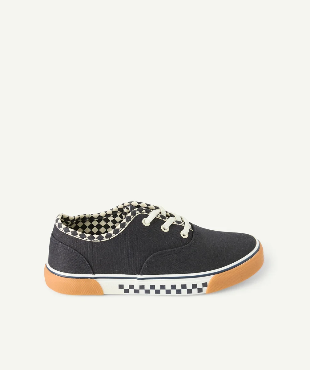 baskets basses garçon noires et imprimées damier blanc