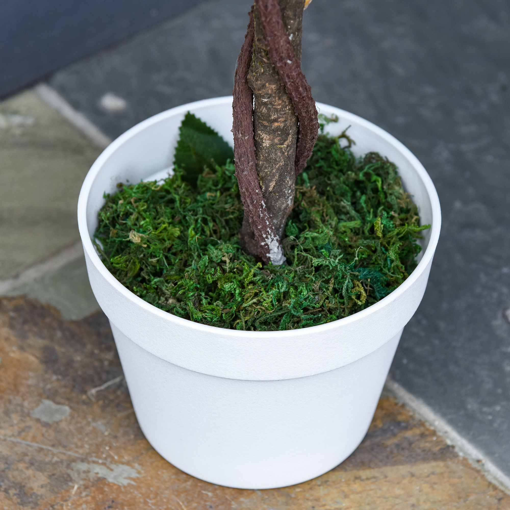 Planta artificial Outsunny de 90 cm, rosa branca realista com 21 flores e 350 folhas. Vaso de cimento incluído para uso interno e externo. Verde.