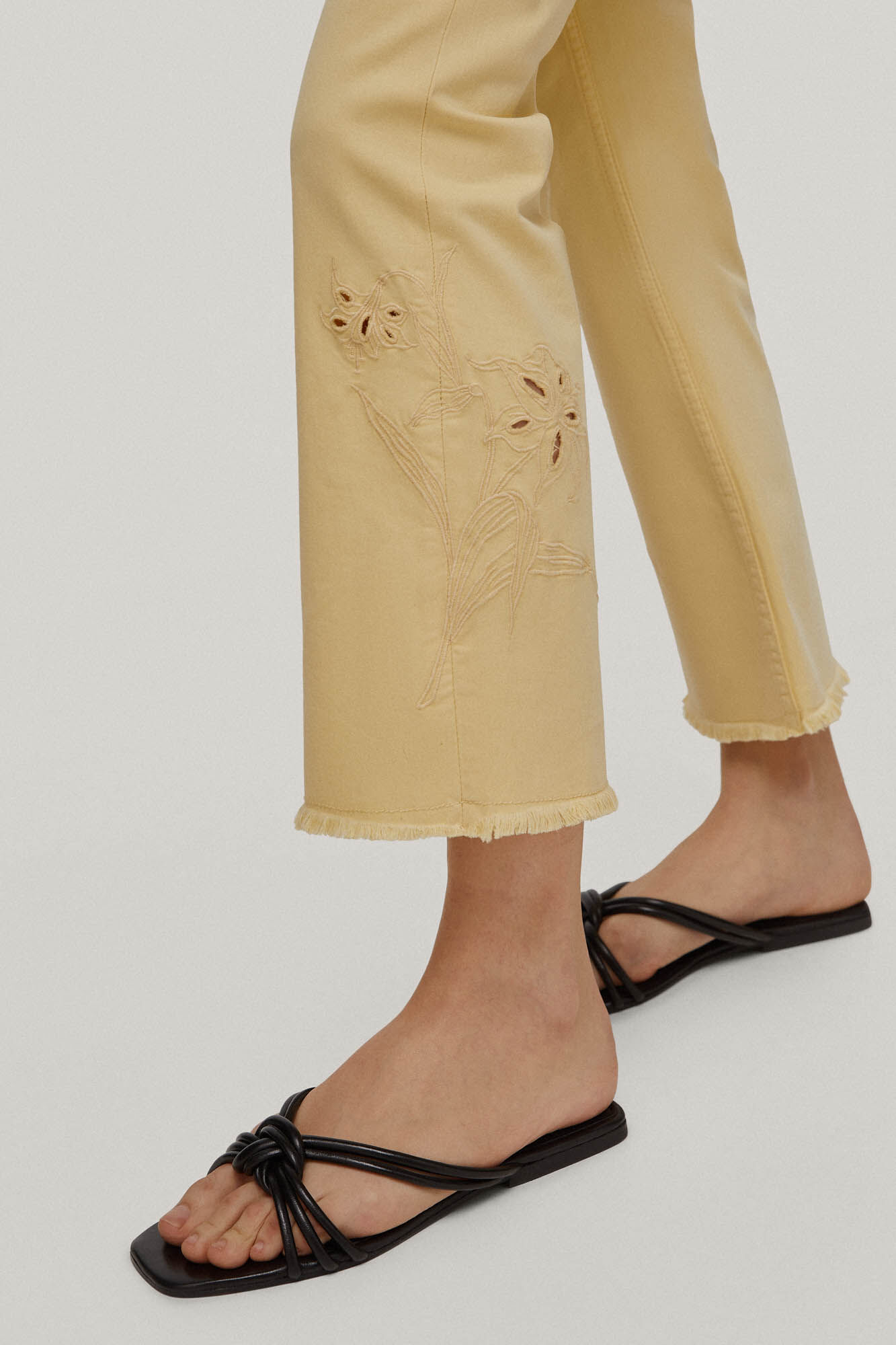 Calça jeans cropped flare com 5 bolsos bordados - Amarela